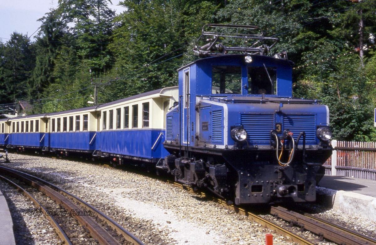 Zugspitzbahn Wagenzug mit Lok 3 im Bahnhof Grainau am 12.9.1987.