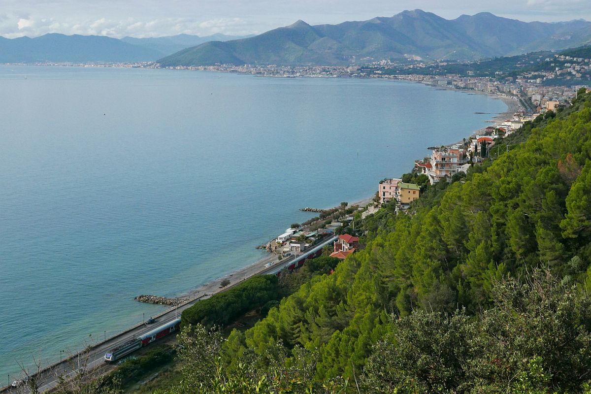 Zugsuchbild an der ligurischen Kste - Am 10.10.2020 hat eine E402 mit den thello-Wagen des EC 139/140, Nice Ville - Milano Centrale, kurz zuvor die Station Borgio Verezzi passiert.