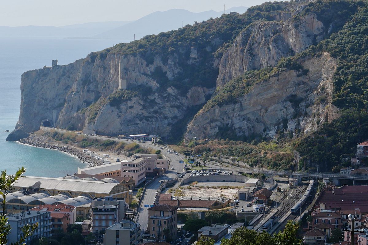 Zugsuchbild an der ligurischen Küste - Während der von Ventimiglia kommende RV 3367 sein Ziel  Finale Ligure erreicht, steht am Gegengleis R 12292 bereit, um seine Fahrt nach Ventimiglia zu beginnen (22.10.2021)
