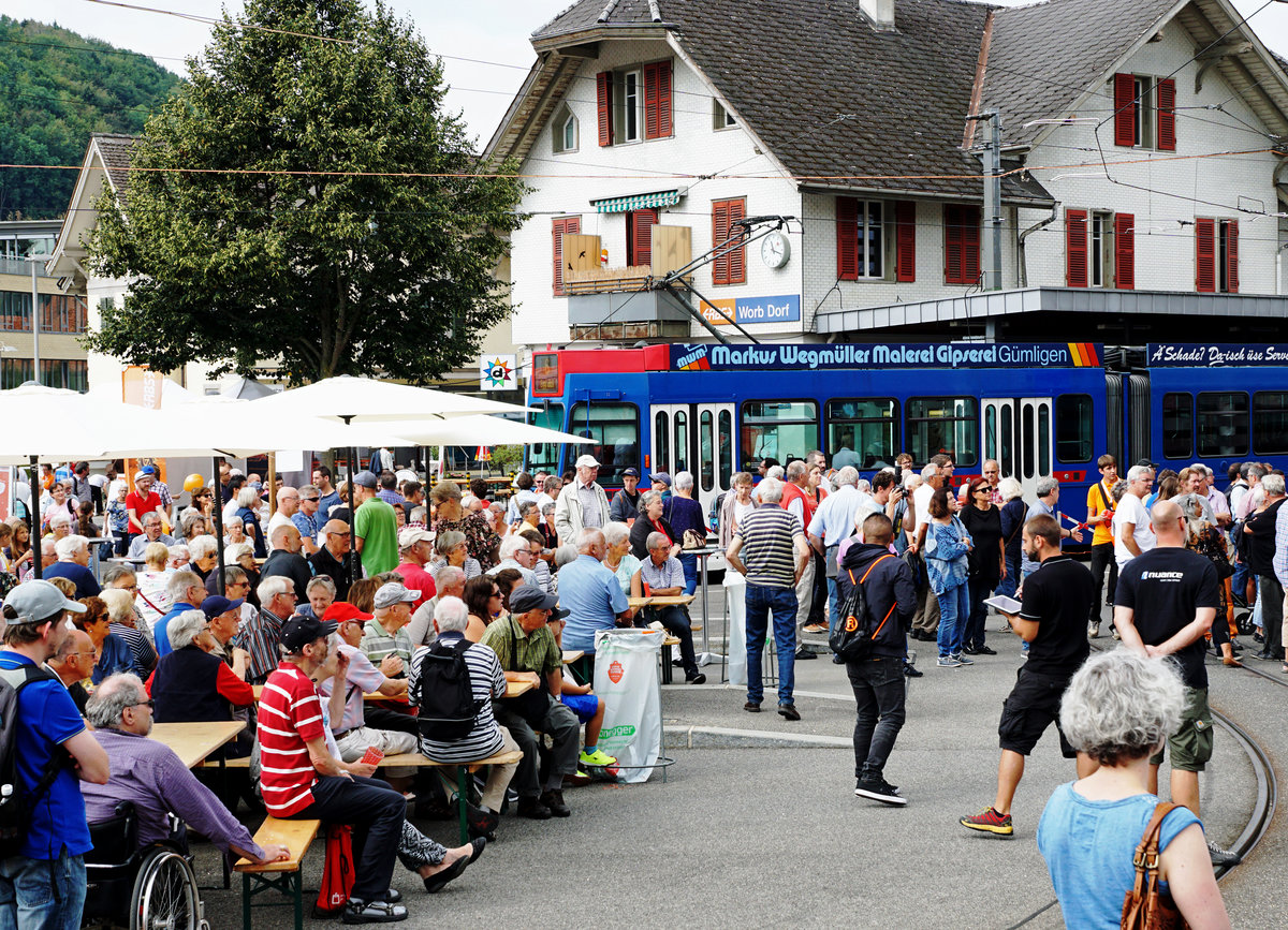 Zugtaufe  WORBLA 
Feststimmung auf dem Bahnhofplatz Worb-Dorf.
Am Samstag den 18. August 2018 wurde in Worb-Dorf der erste von vierzehn neunen  Worbla -Zügen unter der grossen Anteilnahme von Politik und vielen Festbesuchern auf den neuen Namen WORBLA getauft.
Die neuen Züge werden die nächsten vierzig Jahre das Bild des Worblental prägen (S7/S9)
Foto: Walter Ruetsch