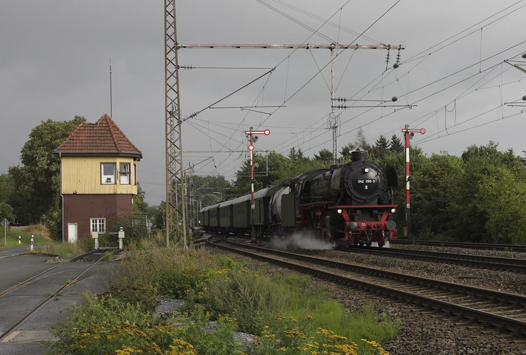 Zugberfhrung am 20.09.2013. 042096 ist an diesem Tag von Salzgitter kommend
in Richtung Emden unterwegs. Hier passiert sie gerade um 16.15 Uhr das alte Stellwerk in Westerkappeln Velpe.