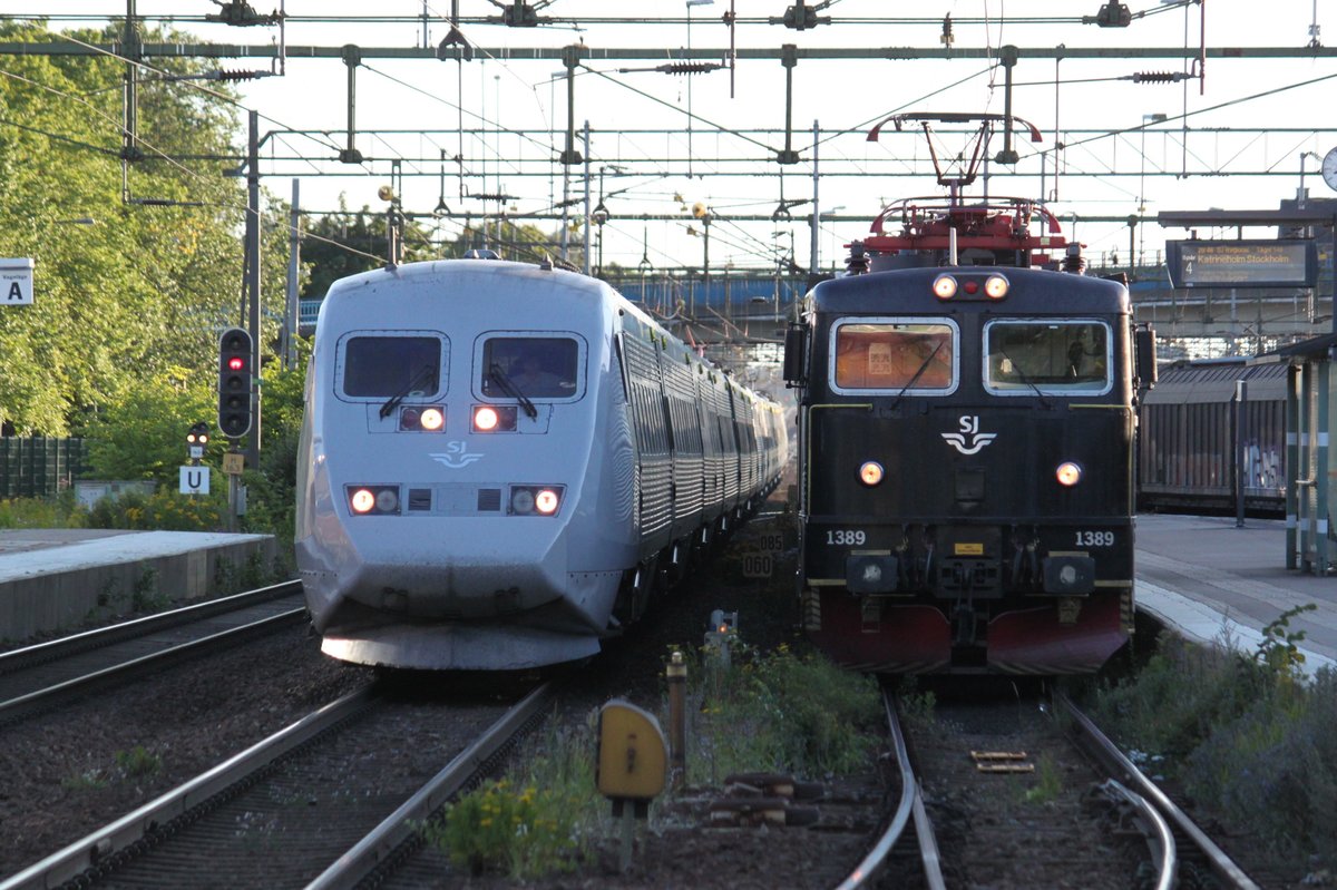 Zugüberholung am 14.07.2017 in Hallsberg. Während an Gleis 4 RE148 nach Stockholm wartet überholt Snabbtåg 446 nach Stockholm auf dem Nachbargleis.