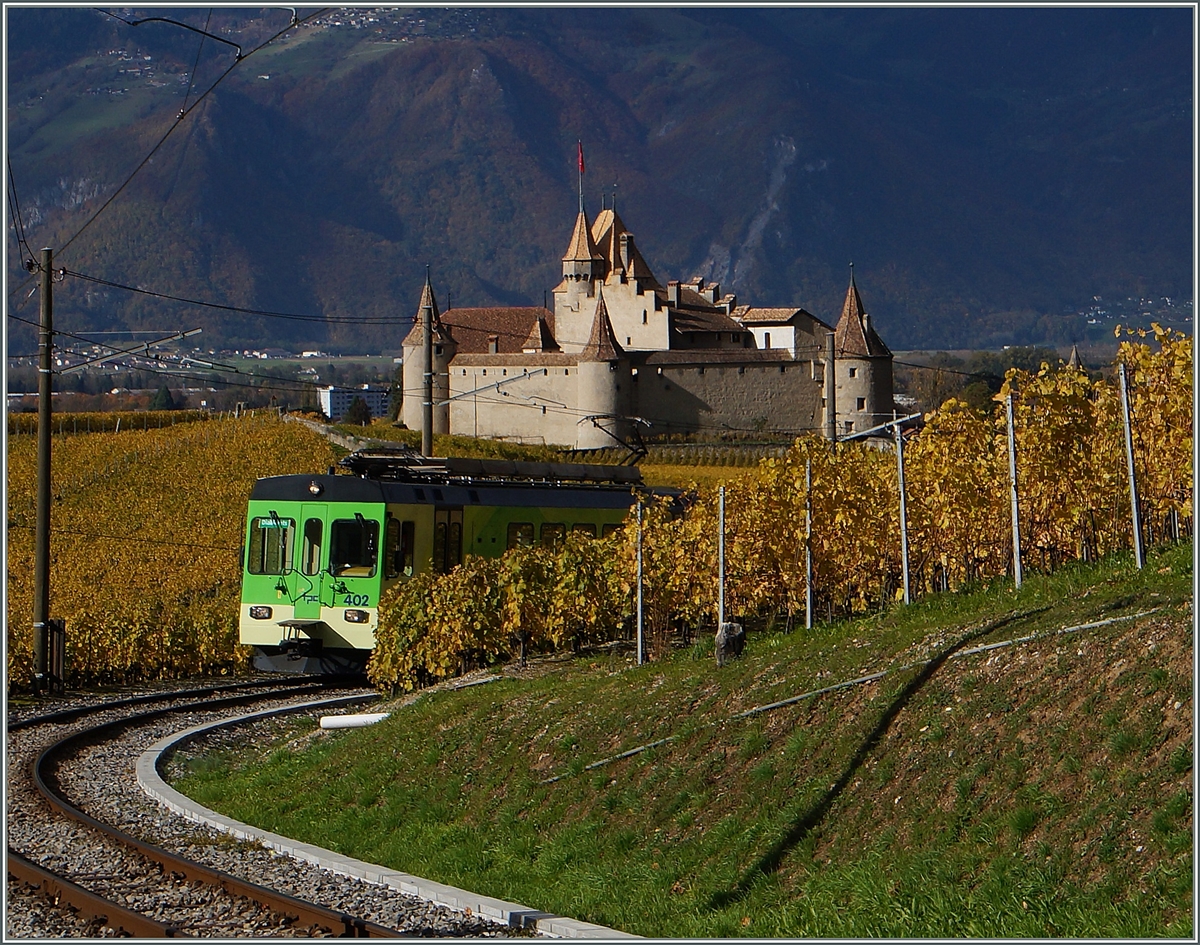 Zugunsten der uneingeschränkten Sicht auf das Château d'Aigle versteckt sich der ASD BDe 4/4 402 auf dem Weg nach Les Diablerets etwas hinter den Rebstöcken.

3. Nov. 2014