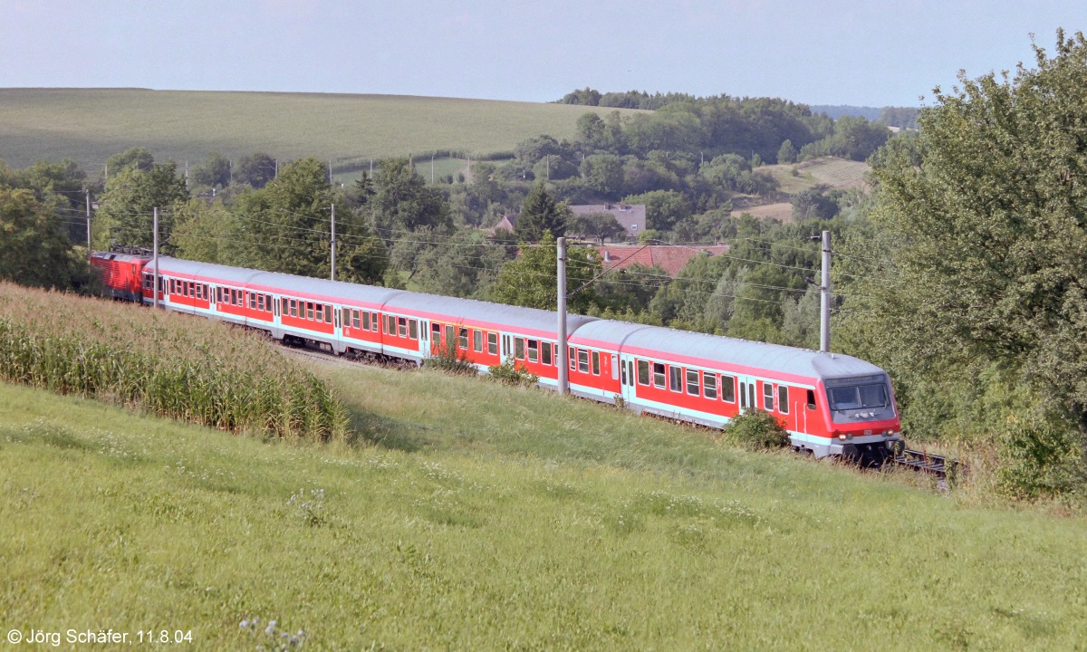 Zugverfolgung der besonderen Art (2 von 2): Die RB nach Treuchtlingen befand sich am 11.8.04 bei km 103,0 und 102,1. 