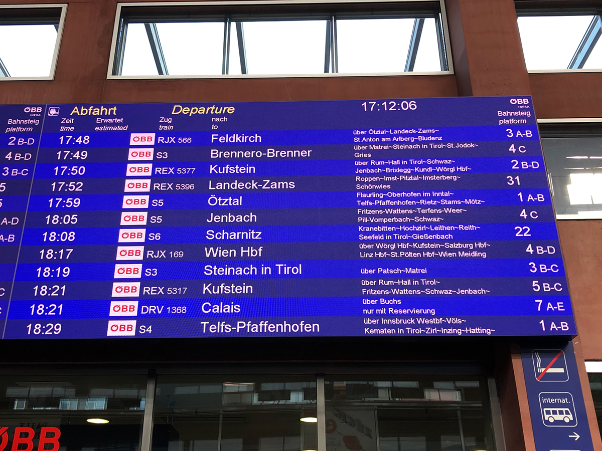 Zugzielanzeige in der Bahnhofshalle in Innsbruck Hbf. An diesem Tag verkehrte zusätzlich der Venice Simplon Orient Express (VSOE / DRV 1368) von Venezia Santa Lucia nach Calais. Aufgenommen am 17.08.2021