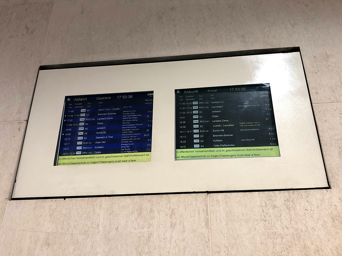 Zugzielanzeige in der Bahnsteig Unterführung in Innsbruck Hbf. An diesem Tag verkehrte zusätzlich der Venice Simplon Orient Express (VSOE / DRV 1368) von Venezia Santa Lucia nach Calais. Aufgenommen am 28.07.2021
