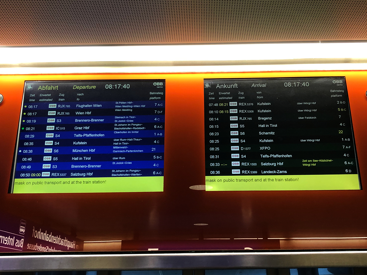 Zugzielanzeige in der Bahnsteig Unterführung in Innsbruck Hbf. An diesem Tag verkehrte zusätzlich der VSOE - Venice Simplon Orient Express (DRV 1377) von Paris Gare de l'Est station nach Venezia Santa Lucia. Aufgenommen am 13.08.2021