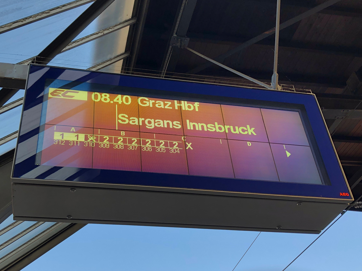 Zugzielanzeige des EC 163  Transalpin  nach Graz Hbf am Zürich HB. Aufgenommen am 27.08.2019
