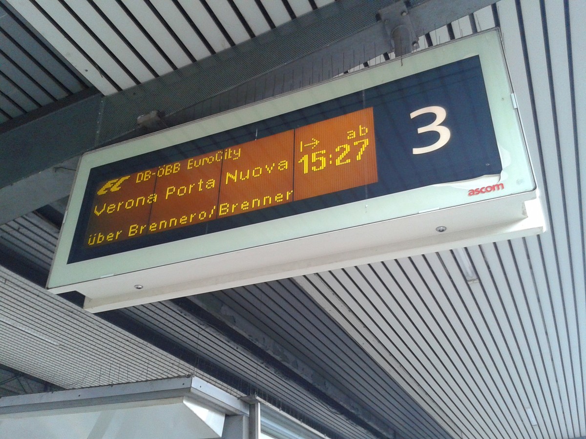 Zugzielanzeige des EC 89  DB-ÖBB EuroCity  (München Hbf - Verona Porta Nuova) am 15.5.2015 in Innsbruck Hbf.
