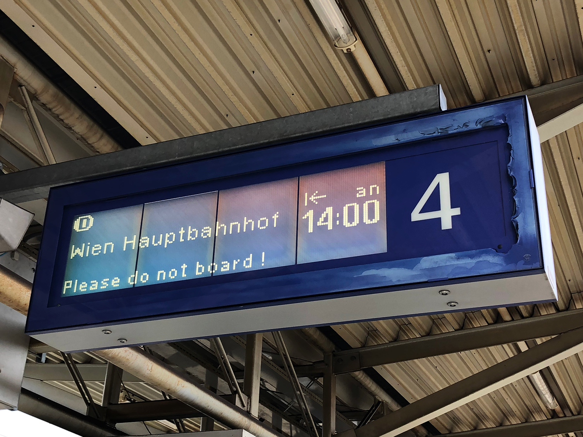 Zugzielanzeige des Entlastungs Schnellzuges D 19782 von Wien Hbf nach Innsbruck Hbf während den Ferien. Aufgenommen im Bahnhof Wörgl Hbf am 30.05.2019