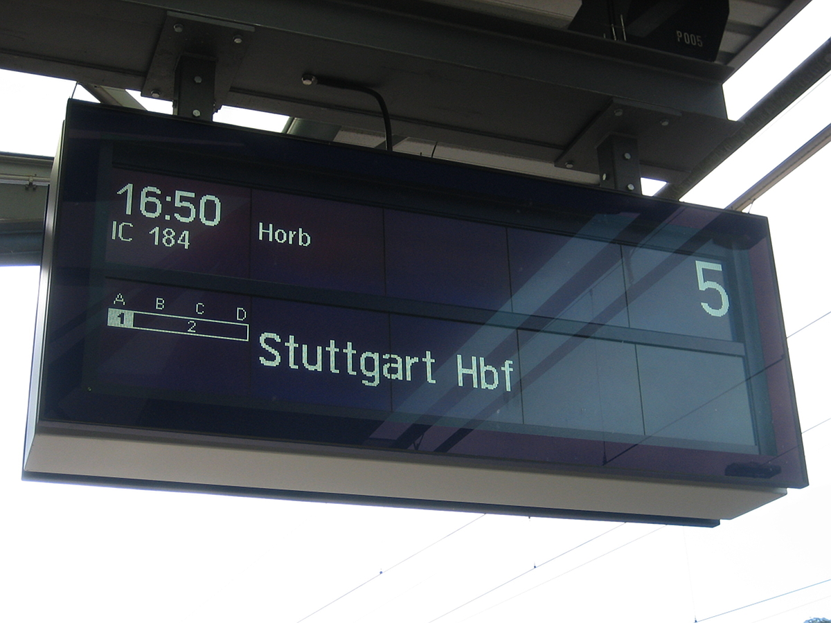 Zugzielanzeige des IC 184 nach Stuttgart Hbf. Aufgenommen in Rottweil am 26.07.2010