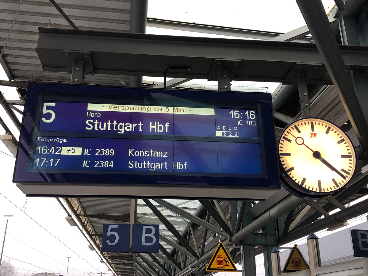 Zugzielanzeige des IC 186 nach Stuttgart Hbf. Rottweil am 01.02.2019