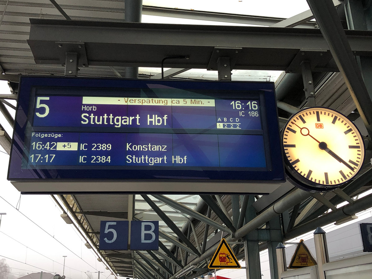 Zugzielanzeige des IC 186 von Zürich HB nach Stuttgart Hbf. Aufgenommen am Bahnhof Rottweil am 01.02.2019.