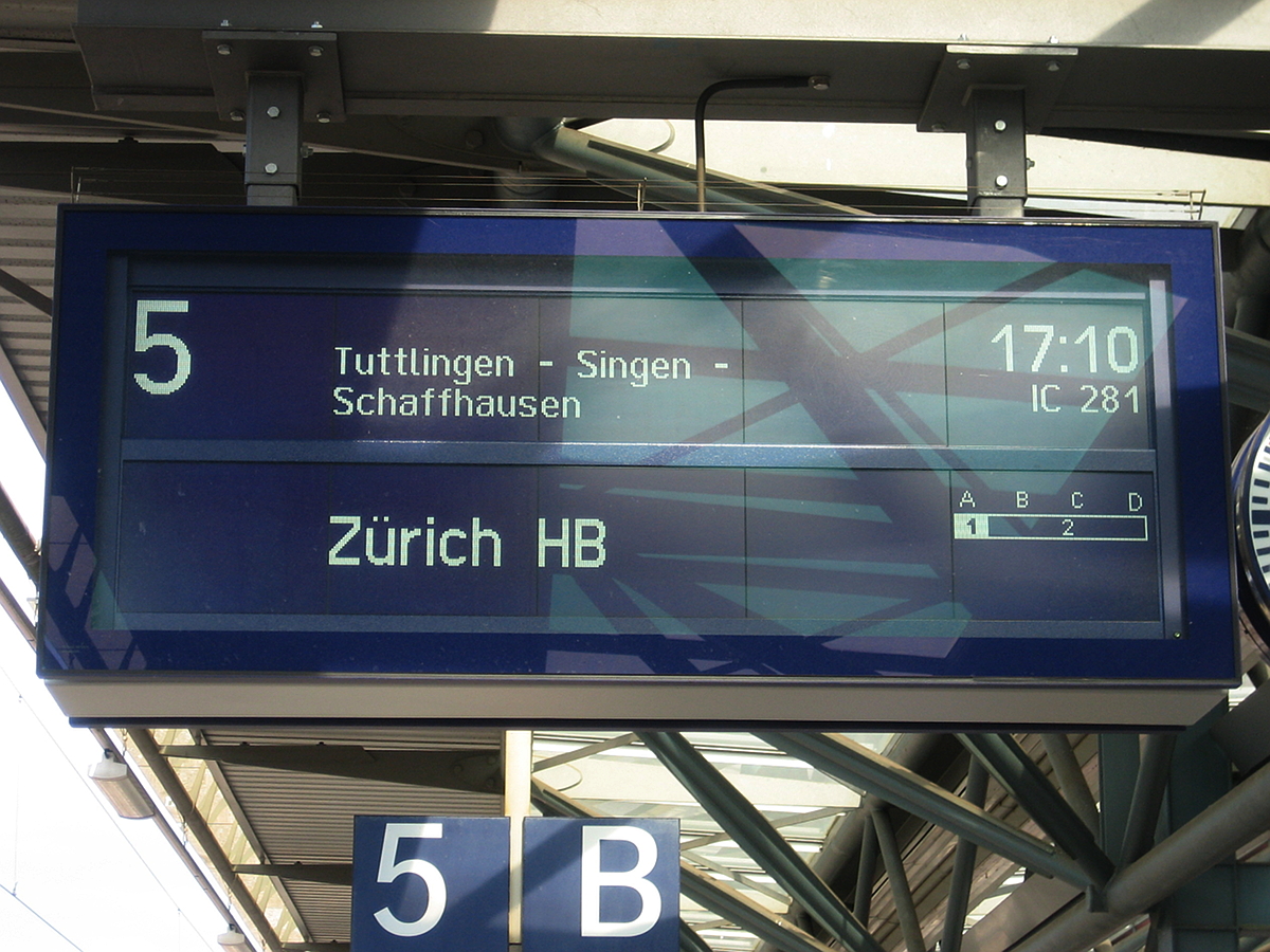 Zugzielanzeige des IC 281 nach Zürich HB. Aufgenommen in Rottweil am 26.07.2010