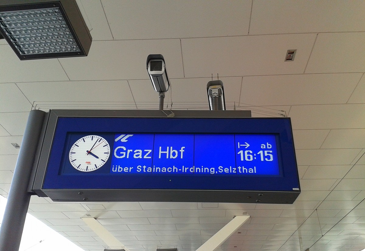 Zugzielanzeige des IC 611 (Salzburg Hbf - Graz Hbf) am 8.8.2015 in Salzburg Hbf.