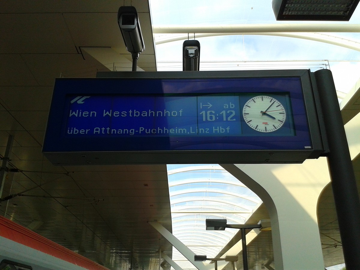 Zugzielanzeige des IC 691 (Klagenfurt Hbf - Salzburg Hbf - Wien Westbahnhof) am 18.8.2015 in Salzburg Hbf.