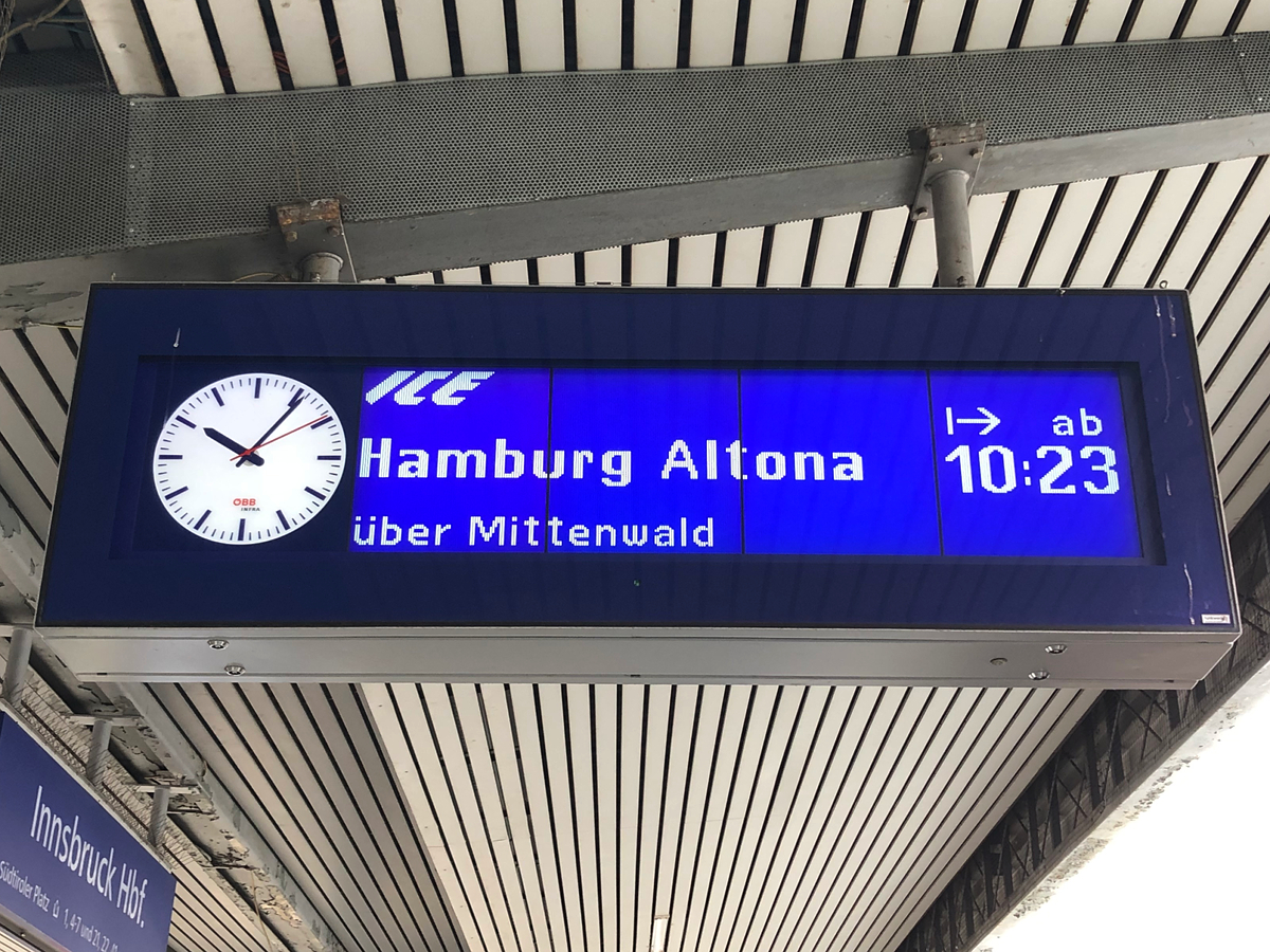 Zugzielanzeige des ICE 1294  Wetterstein  nach Hamburg Altona welcher über die Mittenwaldbahn verkehrt. Aufgenommen am 18.05.2019 am Innsbrucker Hauptbahnhof.