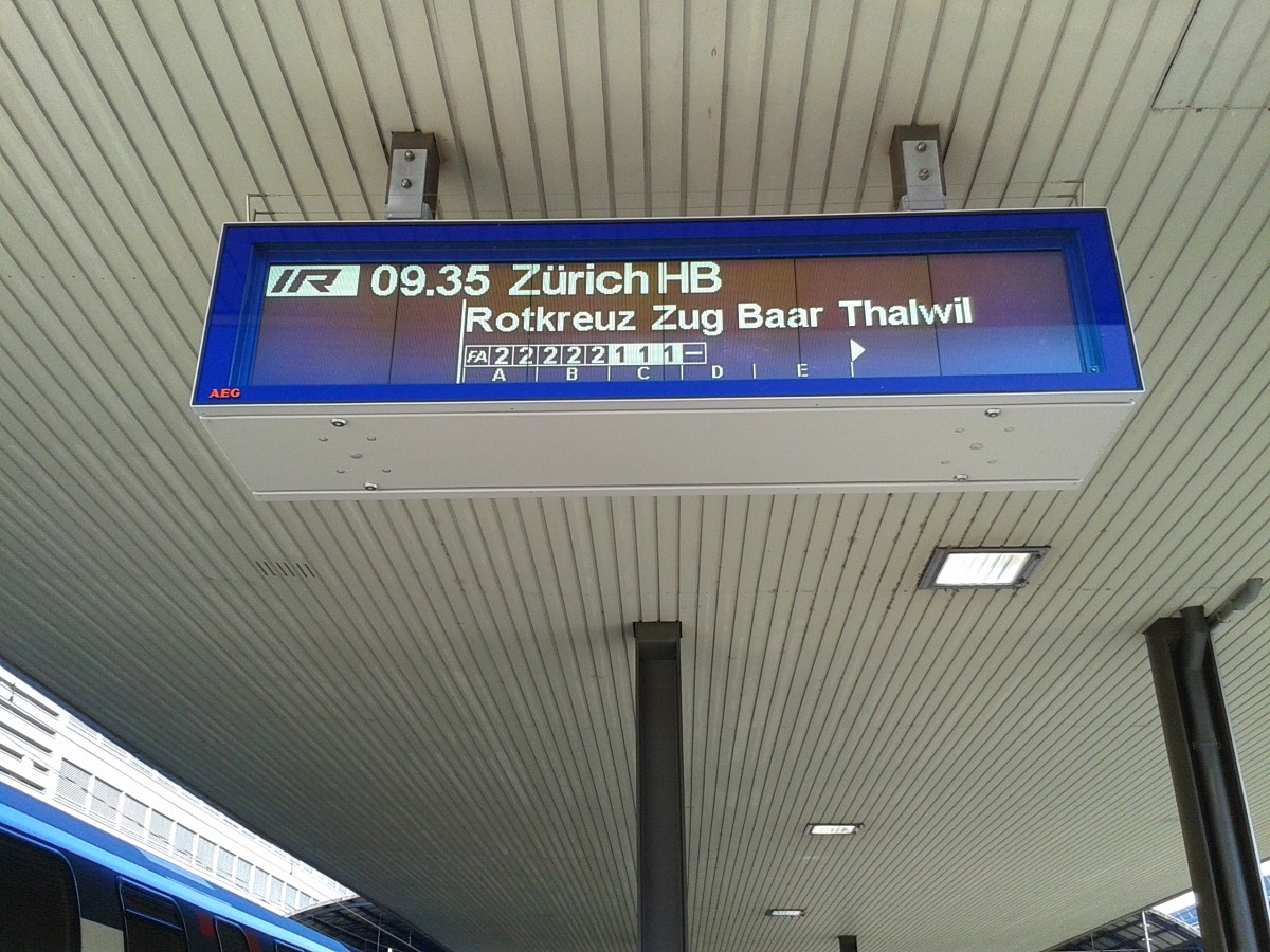 Zugzielanzeige des IR 2634 (Luzern - Zug - Zürich HB) am 24.7.2015 in Luzern.