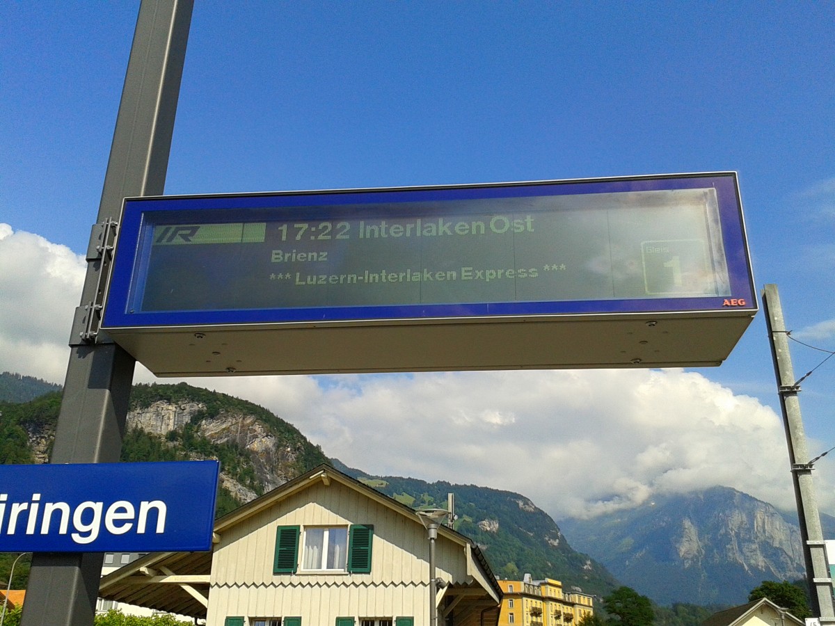 Zugzielanzeige des IR 2932  Luzern-Interlaken-Express  (Luzern - Giswil - Interlaken Ost) am 23.7.2015 Meiringen.
