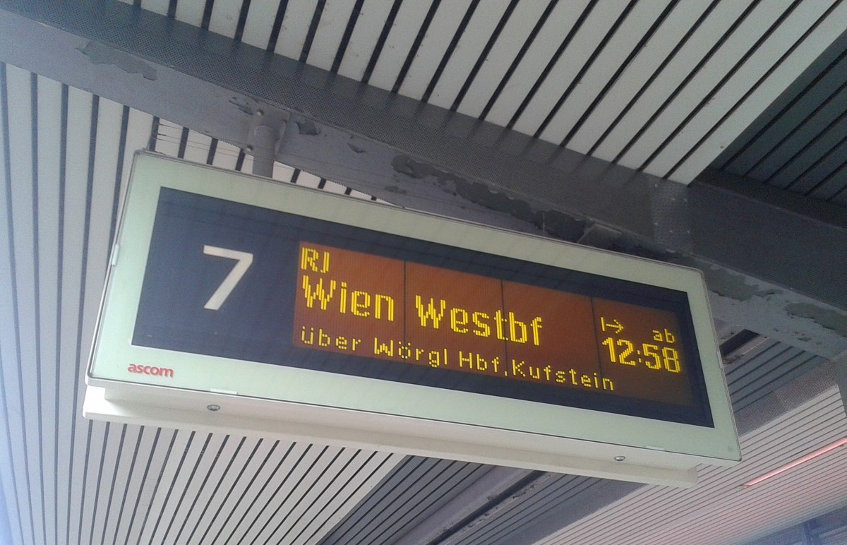 Zugzielanzeige des railjet 867 am 15.5.2015 in Innsbruck Hbf. 