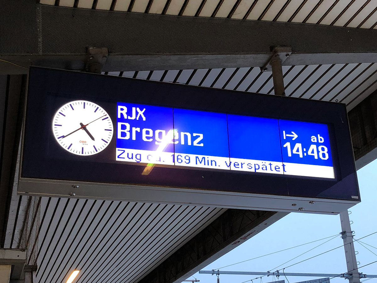 Zugzielanzeige des RailJet Express 860 nach Bregenz. Die heftige Verspätung war wegen eines bundesweiten Streiks. Innsbruck Hbf am 10.01.2019
