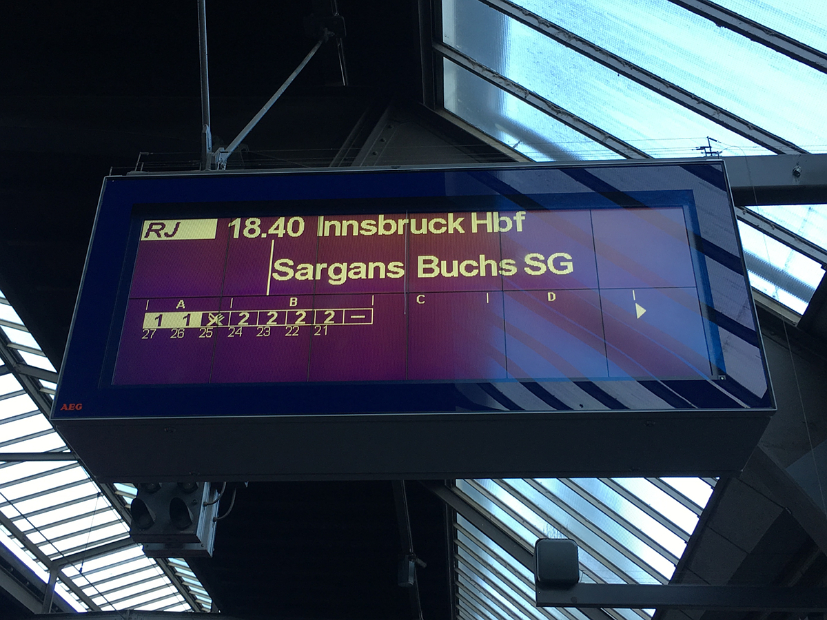 Zugzielanzeige des RailJet RJ 369 nach Innsbruck Hbf. Aufgenommen am Abend des 27.09.2018 in Zürich HB