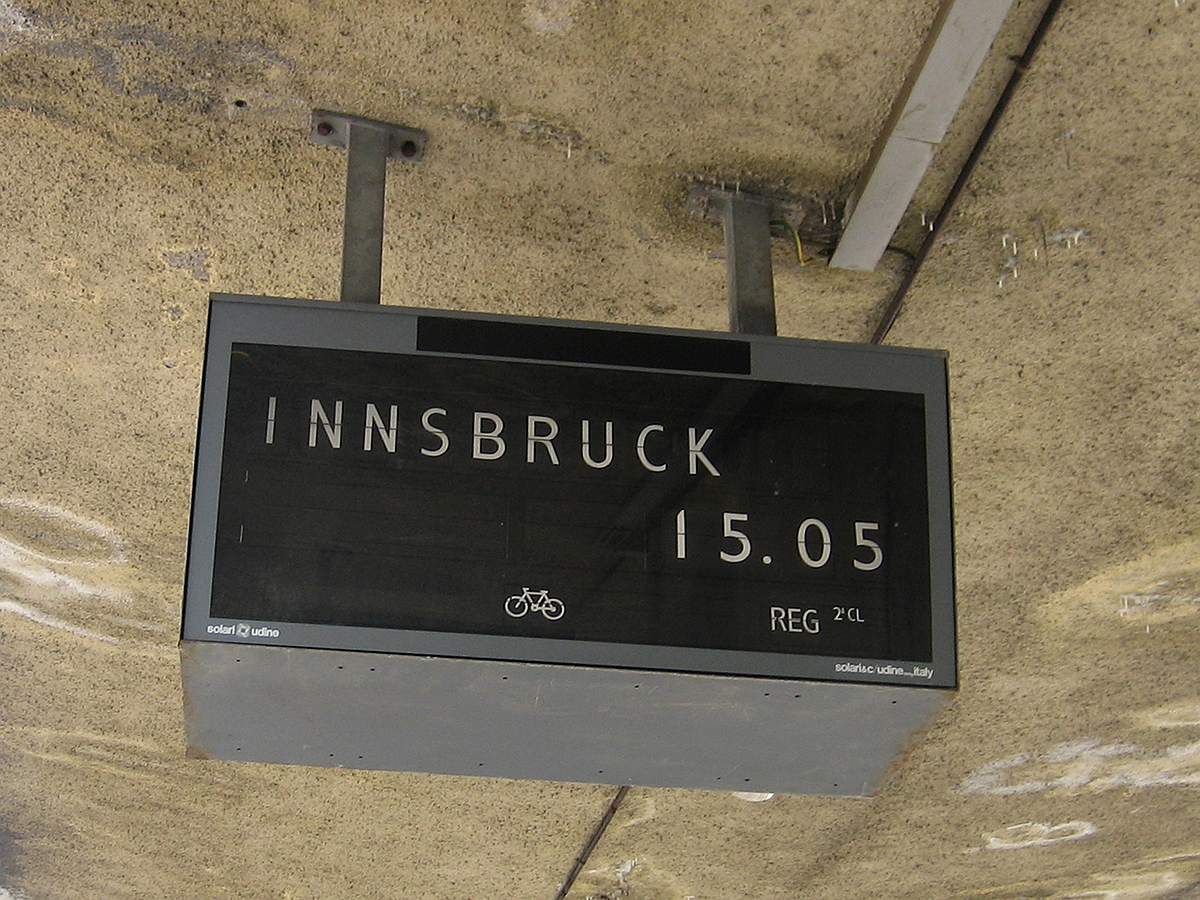 Zugzielanzeige des Regionalzuges nach Innsbruck Hbf. Aufgenommen im Bahnhof Brenner/Brennero am 26.04.2009