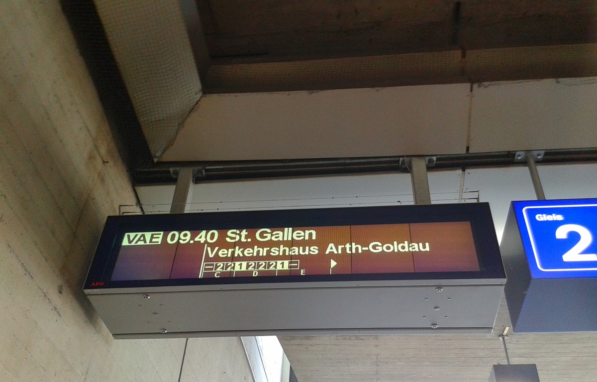 Zugzielanzeige des VAE 2571 (Luzern - Arth-Goldau - Pfäffikon SZ - Rapperswil - St. Gallen) am 24.7.2015 in Luzern.
