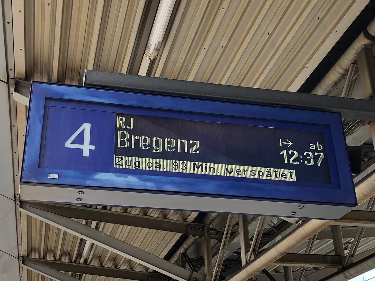 Zugzielanzeige des verspäteten RailJet 662 nach Bregenz. Aufgenommen im Bahnhof Wörgl Hbf am 30.05.2019