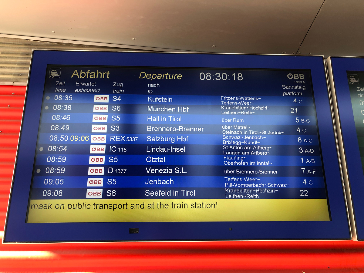 Zugzielanzeige in Innsbruck Hbf. An diesem Tag verkehrte zusätzlich der VSOE - Venice Simplon Orient Express (DRV 1377) von Paris Gare de l'Est station nach Venezia Santa Lucia. Aufgenommen am 13.08.2021