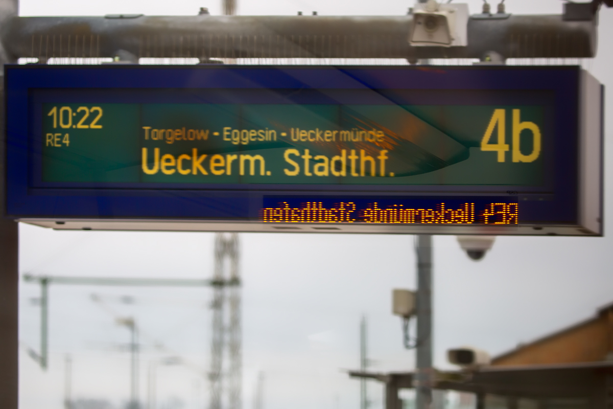 Zugzielanzeige mit zusätzlicher Laufleiste in Spiegelschrift. Projektion so gesehen in Pasewalk im Triebwagen Seitenfenster. - 19.01.2017