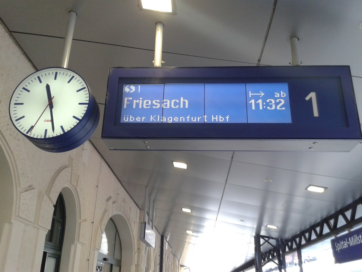 Zugzielanzeige S1 4232 nach Friesach am 16.2.2015 in Spittal-Millstättersee.
Anstatt wie bisher durchgehend von Lienz bis Villach zu fahren muss an Werktagen seit Dezember 2014, bis auf dreimal mal, ständig in Spittal-Millstättersee umgestiegen werden.