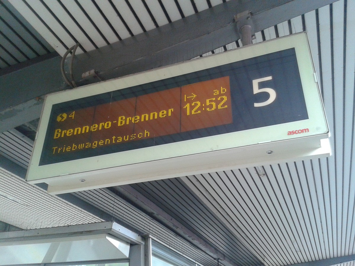 Zugzielanzeige der S4 5216 (Kufstein - Brennero/Brenner) am 15.5.2015 in Innsbruck Hbf.