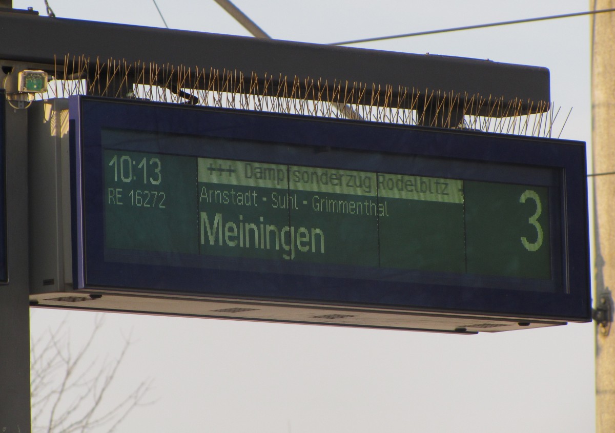 Zugzielanzeiger des RE 16272  Rodelblitz  von Erfurt Hbf nach Meiningen, am 24.01.2015 in Neudietendorf.
