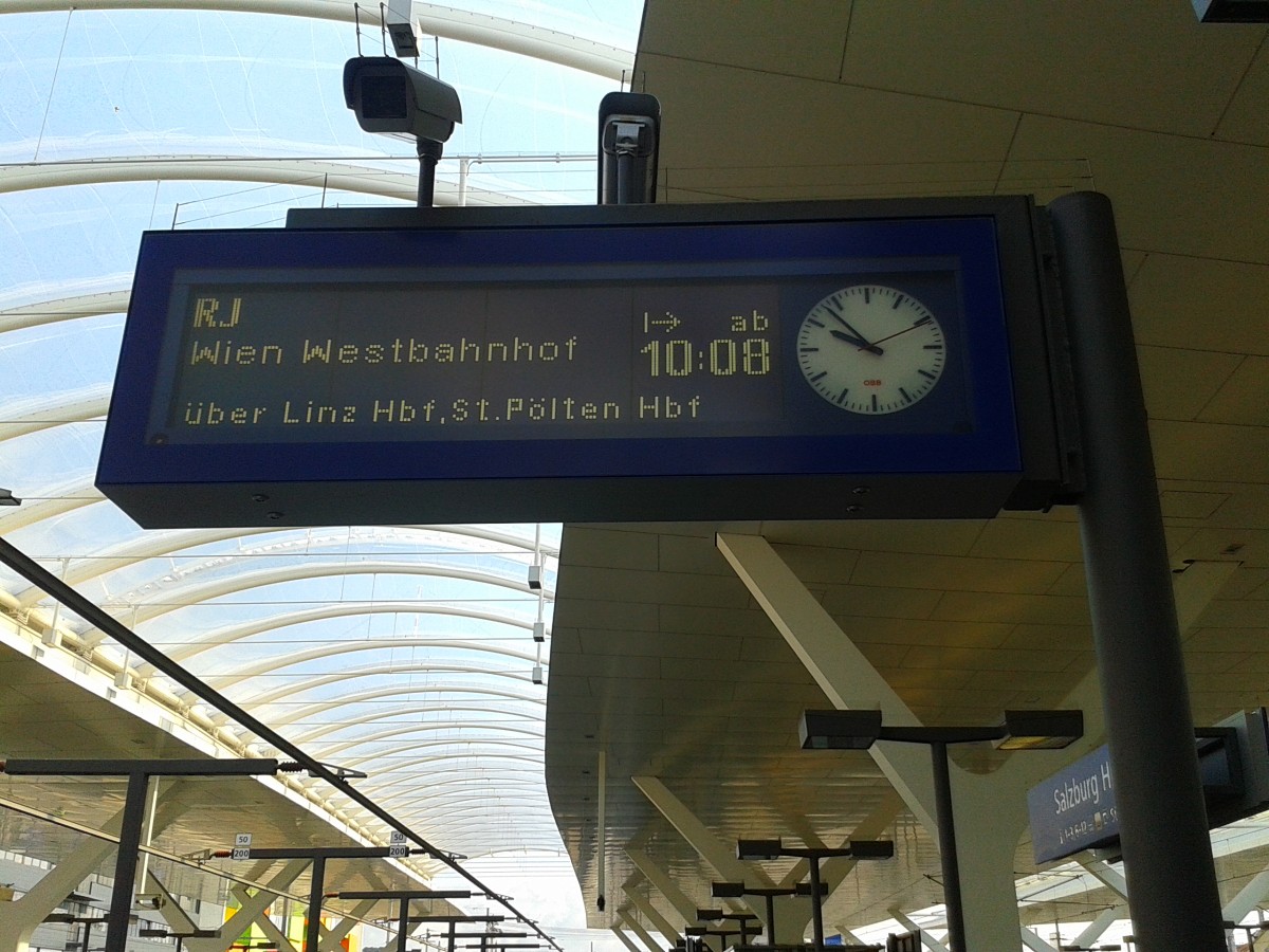 Zugzielanzeiger des RJ 765 (Bregenz - Wien Westbahnhof) am 18.8.2015 in Salzburg Hbf