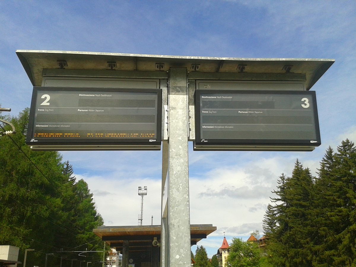 Zugzielanzeiger in Dobbiaco/Toblach am 25.5.2015. Das komische hiebei ist, dass als der Bahnhof erneuert wurde zwar auf Bahnhsteig 2 und 3 ein Zugzielanzeiger angebracht wurden, jedoch gleichzeitig mit dem Umbau das Gleis 3 abgerissen wurde. Auf Bahnsteig 1 an dem noch Züge halten wurde jedoch kein Zugzielanzeiger angebracht.