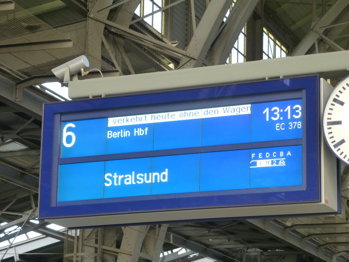 Zugzielanzeiger für den EC 378 nach Stralsund.
Aufgenommen in Dreden Neustadt am 21.12.2013.