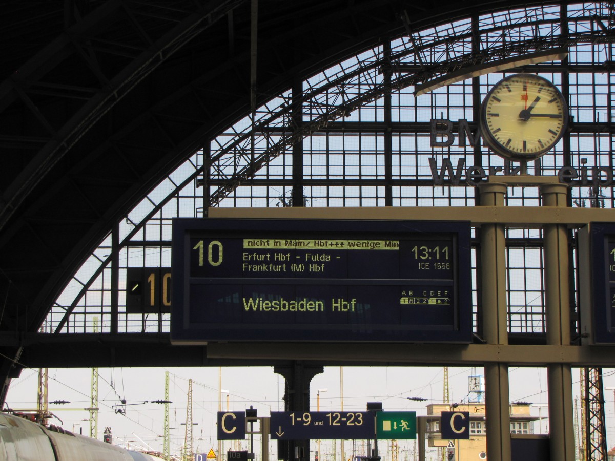 Zugzielanzeiger f�r den ICE 1558 von Dresden Hbf nach Wiesbaden Hbf, am 22.08.2013 in Leipzig Hbf.