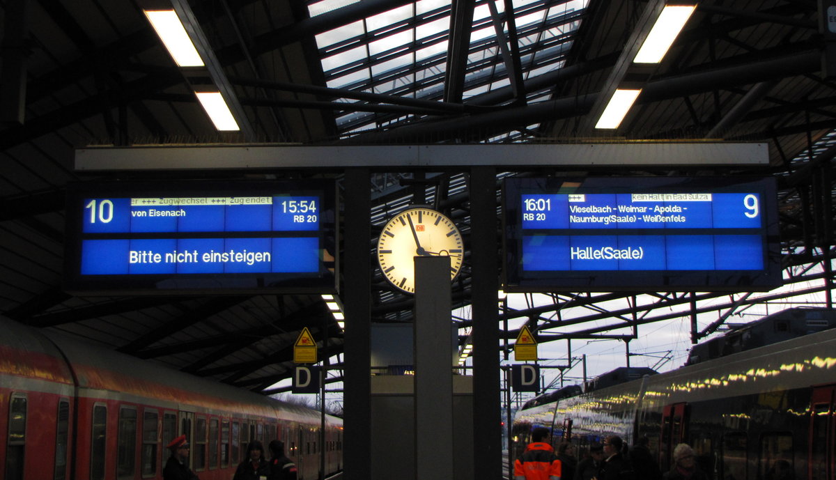 Zugzielanzeiger f�r die RB 16327 (Eisenach - Halle (S) Hbf), die bereits am letzten Fahrplantag, dem 12.12.2015 in Erfurt Hbf endete. Ab Erfurt fuhr die Leistung dann bereits Abellio Mitteldeutschland weiter nach Halle (S).