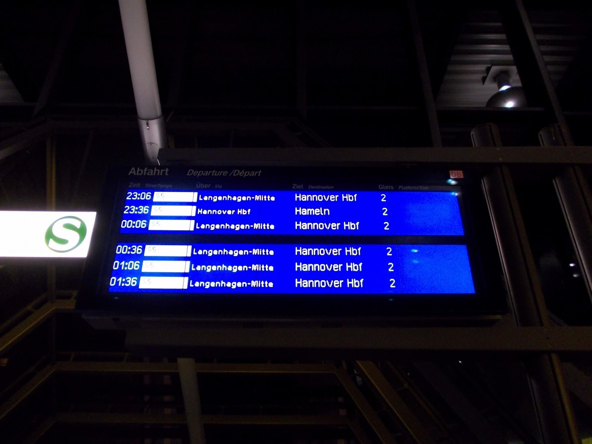 Zugzielanzeiger in Hannover/Flughafen mit den letzten Zgen des Tages am 27.08.2013.