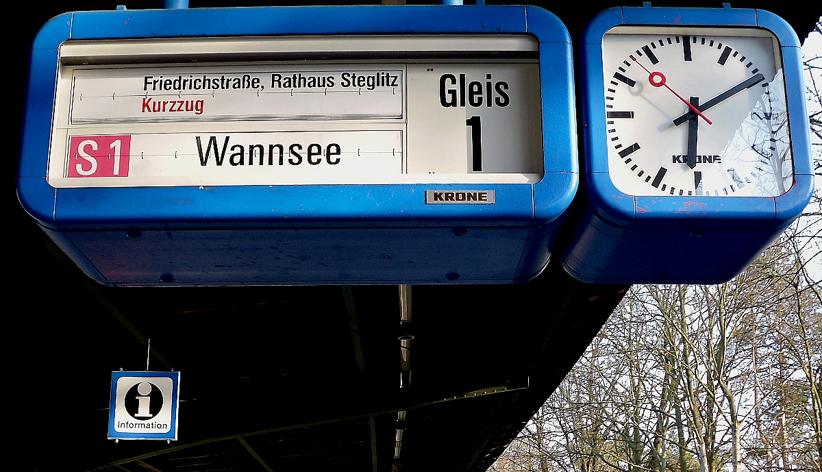 Zugzielanzeiger im Wandel der Zeit bei der S-Bahn Berlin.
Bauart  Krone  am 04.05.2010 in Berlin-Hermsdorf.