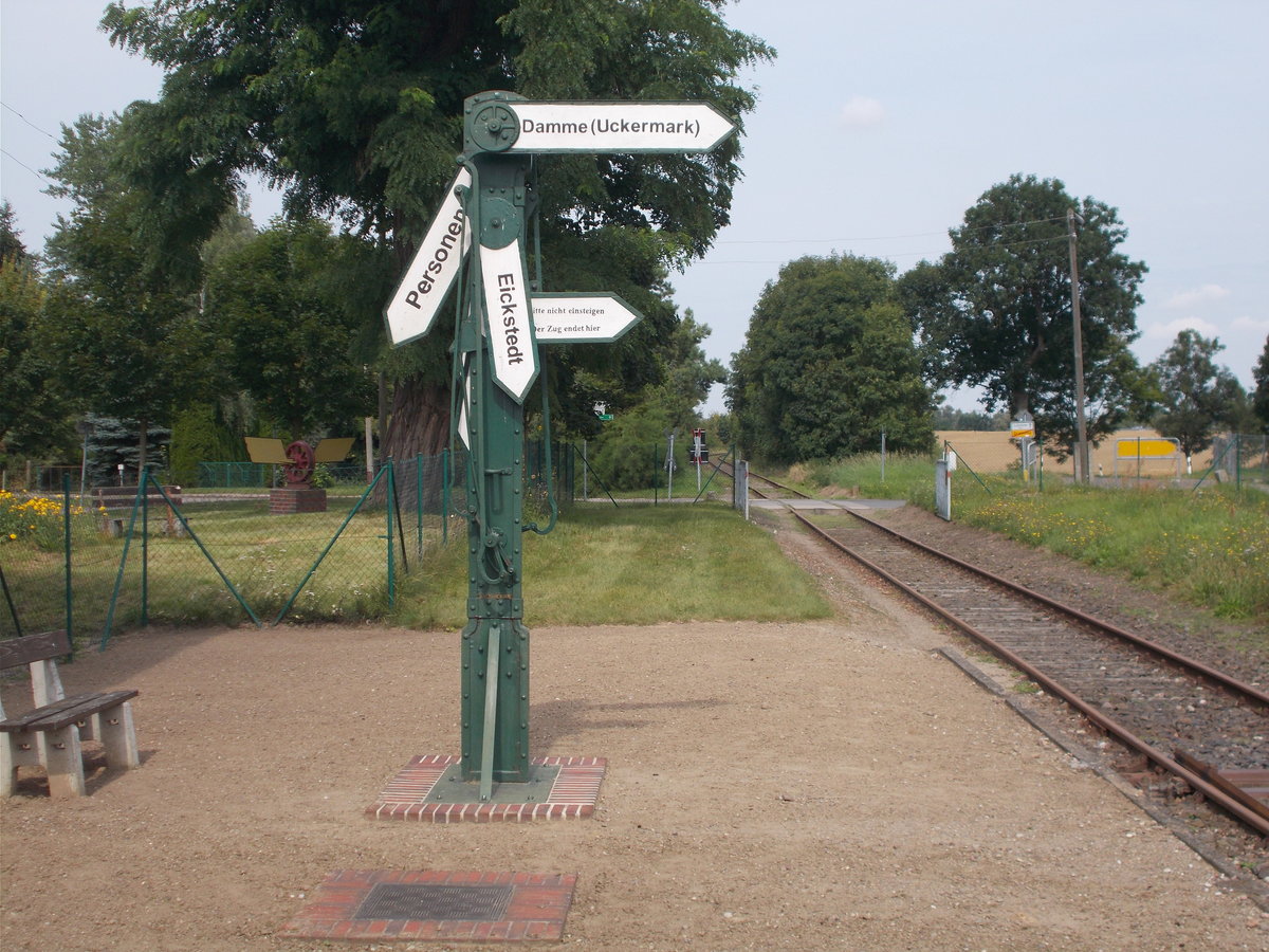 Zugzielanzeiger,aus alten Zeiten,am 26.August 2017,am Bahnsteig,bei der Museumsbahn in Gramzow.