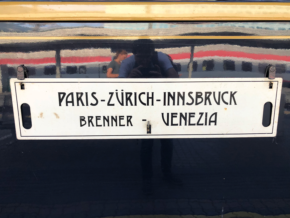 Zugziellaufschild des VSOE - Venice Simplon Orient Express (DRV 1377) von Paris Gare de l'Est station nach Venezia Santa Lucia. Aufgenommen in Innsbruck Hbf am 13.08.2021