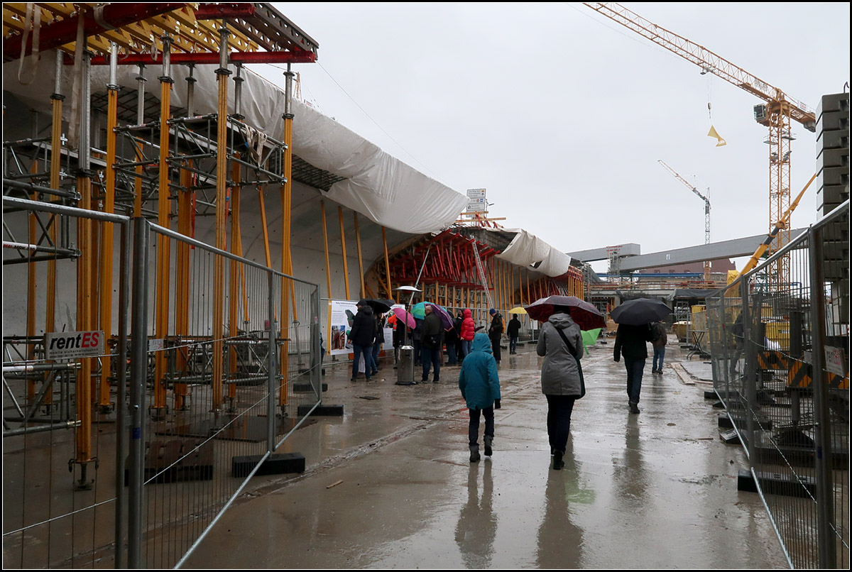 Zukünftig eine attraktive Stadtbahnstation -

Im Gegensatz zum bestehenden U-Bahnhof Staatsgalerie wird die neue Station weitgehend nach oben offen sein, mit einer grünen Böschung zum Planetarium hin, dieses befindet sich rechts außerhalb der Aufnahme. Die Gestaltung nimmt die abgerundeten Foren des neuen Stuttgarter Hauptbahnhofes auf und wurde ebenfalls von Ingenhoven Architects geplant. Wie die alte Station wird auch die neue dreigleisig angelegt, da sich hier die Stadtbahnstrecke verzweigt.

Tage der offenen Baustelle, 05.01.2019 (M)