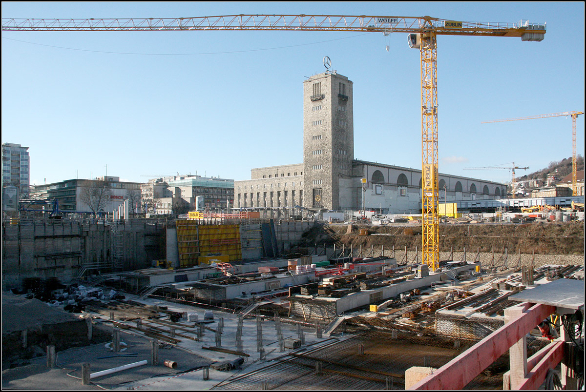 Zukünftig nur noch vier Bahnsteige -

... und acht Gleise anstelle von sechzehn. Im ehemaligen Mittleren Schlossgarten sind die ersten Abschnitte der Bahnsteige des neuen Stuttgarter Hauptbahnhofes betoniert.

Für diese Aufnahme musste ich die Kamera über einen mannshohen Stahlzaun halten, da auf normaler Höhe durch den Zaun hindurch immer der hölzerne Zaun (unten rechts) die Sicht versperrte. Es brauchte mehrer Versuche bis der Ausschnitt passte.

Tage der offenen Baustelle, 06.01.2017 (M)