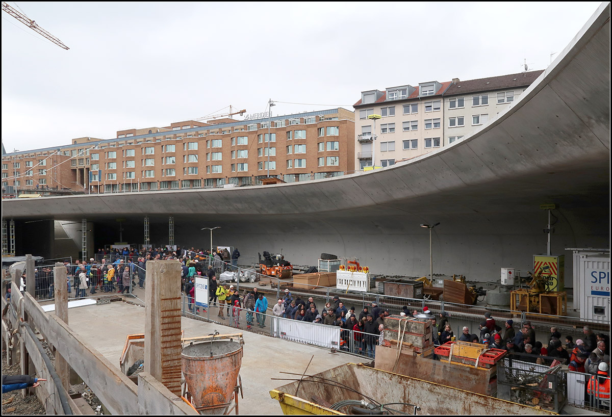 Zukünftig im Tageslicht -

... liegt die neue Stadtbahnhaltestelle Staatsgalerie. Der bisherige U-Bahnhof liegt den Tunnels des neuen Stuttgarter Hauptbahnhof im Weg und so musste diese Station in höherer Lage neugebaut werden. Dabei wurde die Chance genutzt, die Station weitgehend nach oben offen zu bauen. Sie wird wiederum dreigleisig mit einem kreuzungsfreien Abzweig unter die Schillerstraße.

Tage der offenen Baustelle.

05.01.2020 (M)