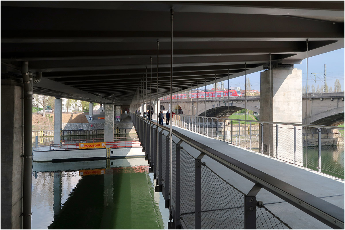 Zukünftig unter den Zügen -

... des Fern- und Regionalverkehrs in Richtung Nürnberg, Aalen und Ulm. Der neue Steg ersetzt den für die Brückenbauarbeiten abgebrochenen Holzsteg über den Neckar an dieser Stelle. Was mit der alten Bahnbrücke passiert, ist noch nicht ganz klar. Wahrscheinlich wird sie abgebrochen, aber möglicherweise wird sie ebenfalls für Fußgänger und Radfahrer erhalten, wobei es aber zum Konflikt mit einem geplanten Schleusenausbau an dieser Stelle kommt. Mal sehen.

Bad Cannstatt, 20.04.2021 (M)