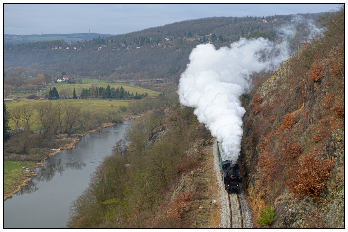 Zuletzt bei der Zfs Gmünd in Niederösterreich zwischen 1969 und 1977 stationiert, kann 93.1360 (BBÖ 378.60) auf eine bewegte Geschichte zurück blicken. Nach der Ausmusterung am 4.11.1977 aus dem aktiven Dienst bei den ÖBB wurde sie von Eurovapor, Gruppe Wutachtal gekauft und kam seit diesem Zeitpunkt auf der Wutachtalbahn zum Einsatz. Seit September 2016 ist sie nun im tschechischen Privatbesitz. Die Aufnahme zeigt sie mit Sp 11999 von Praha hl.n. nach Uhlířské Janovice im Sázavatal zwischen Petrov u Prahy und Luka pod Medníkem am 31.12.2018.