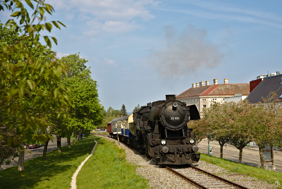 Zum 1. Mai 2019 veranstaltete der Verein Kaltenleutgebenerbahn drei Sonderzugpaare mit Dampflok 52.100, die auf der sonst nicht mehr genutzten Strecke zwischen Wien Liesung und Kaltenleutgeben gependelt sind. Entstanden ist die Aufnahme an der Steigung hin zum Bahnhof Purkersdorf.