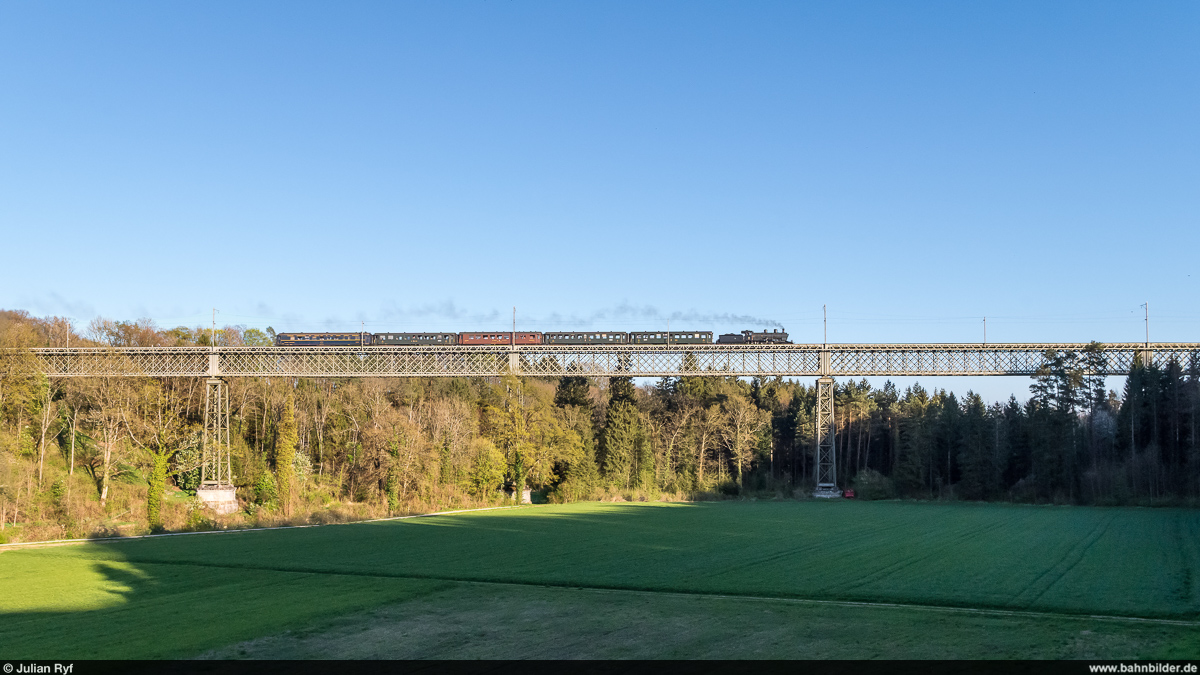 Zum 100-jährigen Jubiläum von Lenins Zugfahrt von Zürich nach Petrograd führte das Schweizerische Landesmuseum zusammen mit SBB Historic am Nachmittag des 9. April 2017 eine Sonderzugfahrt von Zürich nach Etzwilen durch. Die Rückfahrt führte den Zug via Winterthur wieder nach Zürich, hier bei der Überquerung der Thurbrücke Ossingen.<br>
Über diese imposante Brücke führt auch ein Wanderweg, der allerdings nur schwindelfreien Leuten zu empfehlen ist - das Geländer ist bestenfalls hüfthoch.